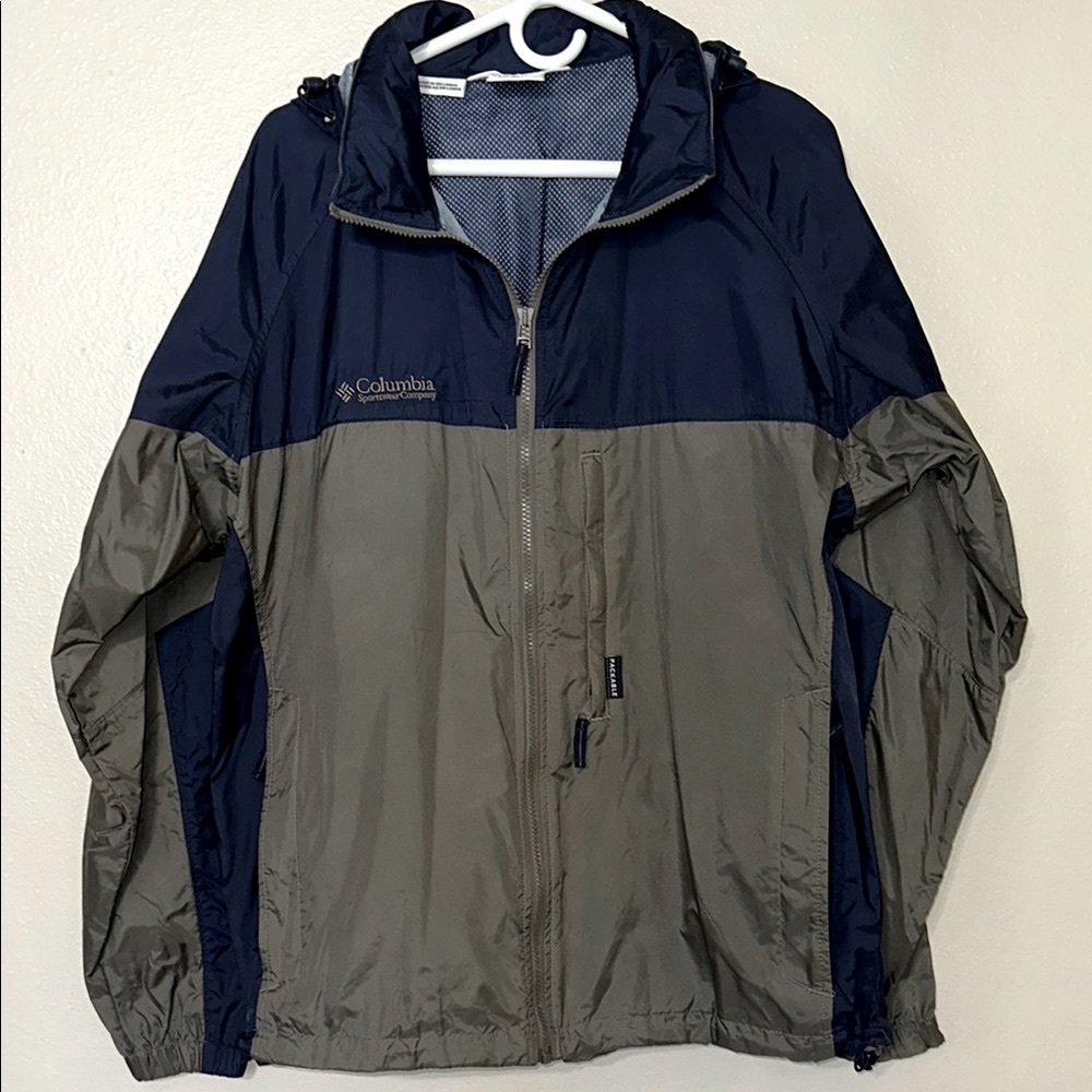 Columbia packable Jacket with Hooded Design